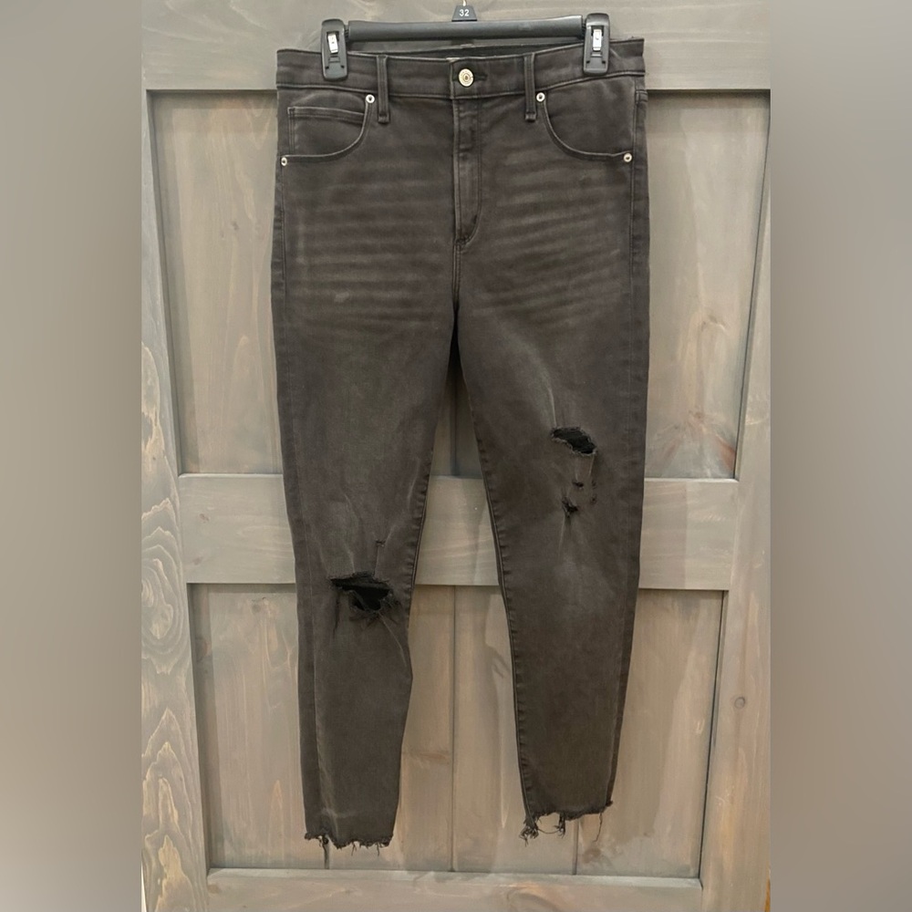 Abercrombie & Fitch 
New (No tag). Never worn 
Size 10s/30
Black distressed